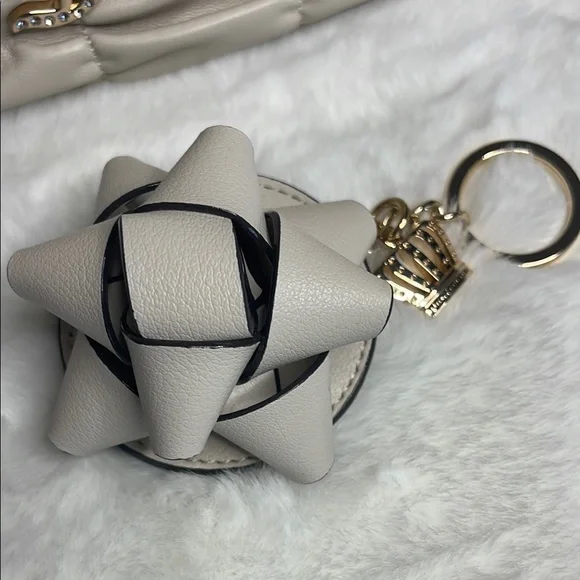 Juicy Couture- Cream Quilted Handbag with Gold Accents & Key chain - Picture 3 of 15